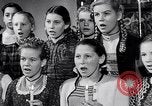 Immagine di Il tedesco bambini cantano Notte silenziosa notte santa Austria, 1953, secondo 52 filmato di repertorio 65675040172