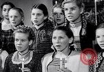 Immagine di Il tedesco bambini cantano Notte silenziosa notte santa Austria, 1953, secondo 53 filmato di repertorio 65675040172
