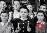 Immagine di Il tedesco bambini cantano Notte silenziosa notte santa Austria, 1953, secondo 54 filmato di repertorio 65675040172