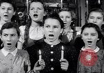 Immagine di Il tedesco bambini cantano Notte silenziosa notte santa Austria, 1953, secondo 55 filmato di repertorio 65675040172