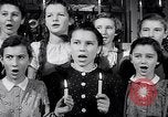 Immagine di Il tedesco bambini cantano Notte silenziosa notte santa Austria, 1953, secondo 57 filmato di repertorio 65675040172