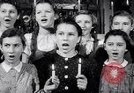 Immagine di Il tedesco bambini cantano Notte silenziosa notte santa Austria, 1953, secondo 58 filmato di repertorio 65675040172