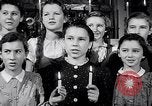 Immagine di Il tedesco bambini cantano Notte silenziosa notte santa Austria, 1953, secondo 59 filmato di repertorio 65675040172