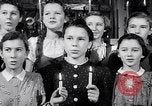 Immagine di Il tedesco bambini cantano Notte silenziosa notte santa Austria, 1953, secondo 60 filmato di repertorio 65675040172
