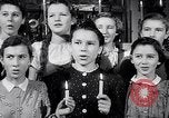 Immagine di Il tedesco bambini cantano Notte silenziosa notte santa Austria, 1953, secondo 61 filmato di repertorio 65675040172
