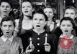 Immagine di Il tedesco bambini cantano Notte silenziosa notte santa Austria, 1953, secondo 62 filmato di repertorio 65675040172