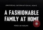 Standbild 1950s American family mode United States USA, 1954, aus Sekunde 1 historischem Filmmaterial Videoclip 65675040177