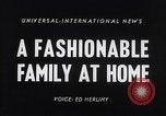 Standbild 1950s American family mode United States USA, 1954, aus Sekunde 5 historischem Filmmaterial Videoclip 65675040177
