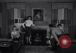 Standbild 1950s American family mode United States USA, 1954, aus Sekunde 6 historischem Filmmaterial Videoclip 65675040177
