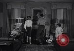 Standbild 1950s American family mode United States USA, 1954, aus Sekunde 7 historischem Filmmaterial Videoclip 65675040177