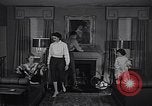 Standbild 1950s American family mode United States USA, 1954, aus Sekunde 8 historischem Filmmaterial Videoclip 65675040177