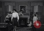 Standbild 1950s American family mode United States USA, 1954, aus Sekunde 9 historischem Filmmaterial Videoclip 65675040177