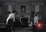 Standbild 1950s American family mode United States USA, 1954, aus Sekunde 10 historischem Filmmaterial Videoclip 65675040177