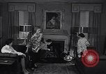 Standbild 1950s American family mode United States USA, 1954, aus Sekunde 11 historischem Filmmaterial Videoclip 65675040177
