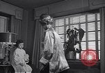 Standbild 1950s American family mode United States USA, 1954, aus Sekunde 12 historischem Filmmaterial Videoclip 65675040177
