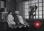 Standbild 1950s American family mode United States USA, 1954, aus Sekunde 13 historischem Filmmaterial Videoclip 65675040177