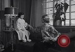 Standbild 1950s American family mode United States USA, 1954, aus Sekunde 14 historischem Filmmaterial Videoclip 65675040177