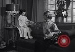 Standbild 1950s American family mode United States USA, 1954, aus Sekunde 15 historischem Filmmaterial Videoclip 65675040177