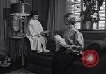 Standbild 1950s American family mode United States USA, 1954, aus Sekunde 16 historischem Filmmaterial Videoclip 65675040177