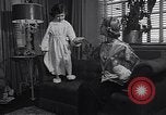 Standbild 1950s American family mode United States USA, 1954, aus Sekunde 17 historischem Filmmaterial Videoclip 65675040177