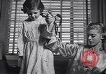 Standbild 1950s American family mode United States USA, 1954, aus Sekunde 18 historischem Filmmaterial Videoclip 65675040177