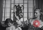 Standbild 1950s American family mode United States USA, 1954, aus Sekunde 19 historischem Filmmaterial Videoclip 65675040177