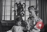 Standbild 1950s American family mode United States USA, 1954, aus Sekunde 20 historischem Filmmaterial Videoclip 65675040177