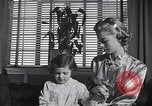 Standbild 1950s American family mode United States USA, 1954, aus Sekunde 21 historischem Filmmaterial Videoclip 65675040177