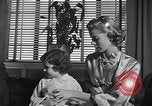 Standbild 1950s American family mode United States USA, 1954, aus Sekunde 23 historischem Filmmaterial Videoclip 65675040177