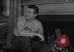 Standbild 1950s American family mode United States USA, 1954, aus Sekunde 29 historischem Filmmaterial Videoclip 65675040177