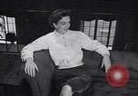 Standbild 1950s American family mode United States USA, 1954, aus Sekunde 30 historischem Filmmaterial Videoclip 65675040177