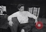 Standbild 1950s American family mode United States USA, 1954, aus Sekunde 34 historischem Filmmaterial Videoclip 65675040177
