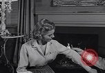 Standbild 1950s American family mode United States USA, 1954, aus Sekunde 37 historischem Filmmaterial Videoclip 65675040177