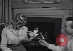 Standbild 1950s American family mode United States USA, 1954, aus Sekunde 38 historischem Filmmaterial Videoclip 65675040177