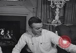 Standbild 1950s American family mode United States USA, 1954, aus Sekunde 41 historischem Filmmaterial Videoclip 65675040177