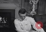 Standbild 1950s American family mode United States USA, 1954, aus Sekunde 42 historischem Filmmaterial Videoclip 65675040177