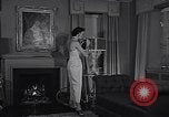Standbild 1950s American family mode United States USA, 1954, aus Sekunde 45 historischem Filmmaterial Videoclip 65675040177