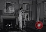 Standbild 1950s American family mode United States USA, 1954, aus Sekunde 46 historischem Filmmaterial Videoclip 65675040177