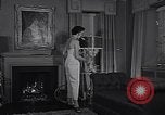 Standbild 1950s American family mode United States USA, 1954, aus Sekunde 47 historischem Filmmaterial Videoclip 65675040177