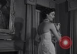 Standbild 1950s American family mode United States USA, 1954, aus Sekunde 48 historischem Filmmaterial Videoclip 65675040177