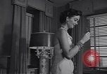 Standbild 1950s American family mode United States USA, 1954, aus Sekunde 49 historischem Filmmaterial Videoclip 65675040177