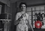 Standbild 1950s American family mode United States USA, 1954, aus Sekunde 50 historischem Filmmaterial Videoclip 65675040177