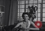 Standbild 1950s American family mode United States USA, 1954, aus Sekunde 52 historischem Filmmaterial Videoclip 65675040177