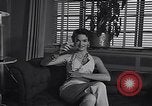 Standbild 1950s American family mode United States USA, 1954, aus Sekunde 53 historischem Filmmaterial Videoclip 65675040177