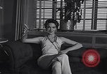 Standbild 1950s American family mode United States USA, 1954, aus Sekunde 54 historischem Filmmaterial Videoclip 65675040177