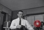 Standbild 1950s American family mode United States USA, 1954, aus Sekunde 60 historischem Filmmaterial Videoclip 65675040177