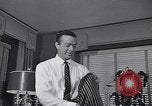 Standbild 1950s American family mode United States USA, 1954, aus Sekunde 62 historischem Filmmaterial Videoclip 65675040177