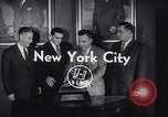 Standbild Alan Ameche erhält Heisman Trophy New York United States USA, 1954, aus Sekunde 5 historischem Filmmaterial Videoclip 65675040178