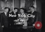 Standbild Alan Ameche erhält Heisman Trophy New York United States USA, 1954, aus Sekunde 6 historischem Filmmaterial Videoclip 65675040178