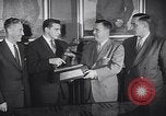 Standbild Alan Ameche erhält Heisman Trophy New York United States USA, 1954, aus Sekunde 10 historischem Filmmaterial Videoclip 65675040178